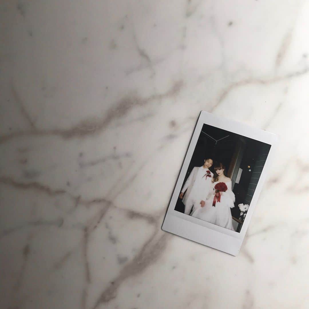 橋本奈実さんのインスタグラム写真 - (橋本奈実Instagram)「今日は結婚式をした日♡結婚式ではダーズンローズ、二次会では100本の薔薇をサプライズでいただきました🌹そこから式の日には年数に合わせて一本づつ増やし薔薇をプレゼントしてくれます♡いつも私は忘れていて貰うたびに感動♡今回は車を開けたら助手席にありました♡変わらずにいつも私や家族を大切にしてくれてありがとう🌹 そして、初デートをした大好きなお店でディナー♡とってもおいしいし思い出の場所だから何かと記念日によくいくのでこのインスタでも何回も出てきてると思うんだけど、今年は誕生日も結婚記念日も産後で行けないから今日行けてほんとに良かった♡ あ〜相変わらずほんとおいしかった‼︎たっぷり12品も食べておなか爆発しそう〜😂」4月19日 21時27分 - nami_ch
