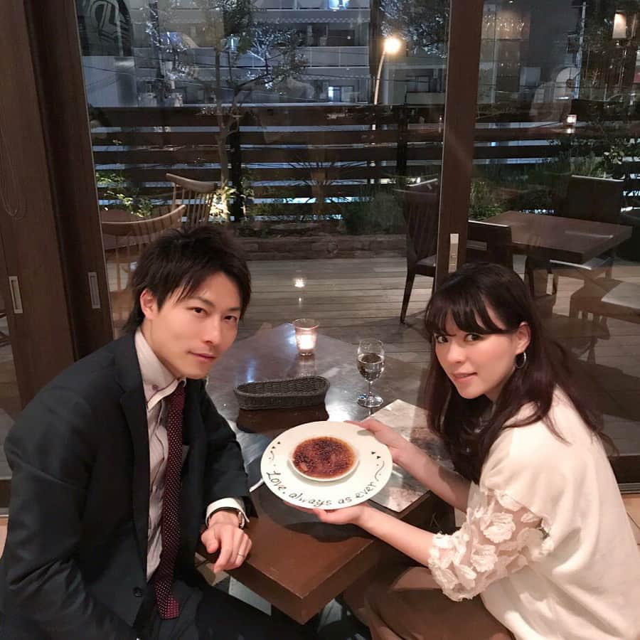 橋本奈実さんのインスタグラム写真 - (橋本奈実Instagram)「今日は結婚式をした日♡結婚式ではダーズンローズ、二次会では100本の薔薇をサプライズでいただきました🌹そこから式の日には年数に合わせて一本づつ増やし薔薇をプレゼントしてくれます♡いつも私は忘れていて貰うたびに感動♡今回は車を開けたら助手席にありました♡変わらずにいつも私や家族を大切にしてくれてありがとう🌹 そして、初デートをした大好きなお店でディナー♡とってもおいしいし思い出の場所だから何かと記念日によくいくのでこのインスタでも何回も出てきてると思うんだけど、今年は誕生日も結婚記念日も産後で行けないから今日行けてほんとに良かった♡ あ〜相変わらずほんとおいしかった‼︎たっぷり12品も食べておなか爆発しそう〜😂」4月19日 21時27分 - nami_ch