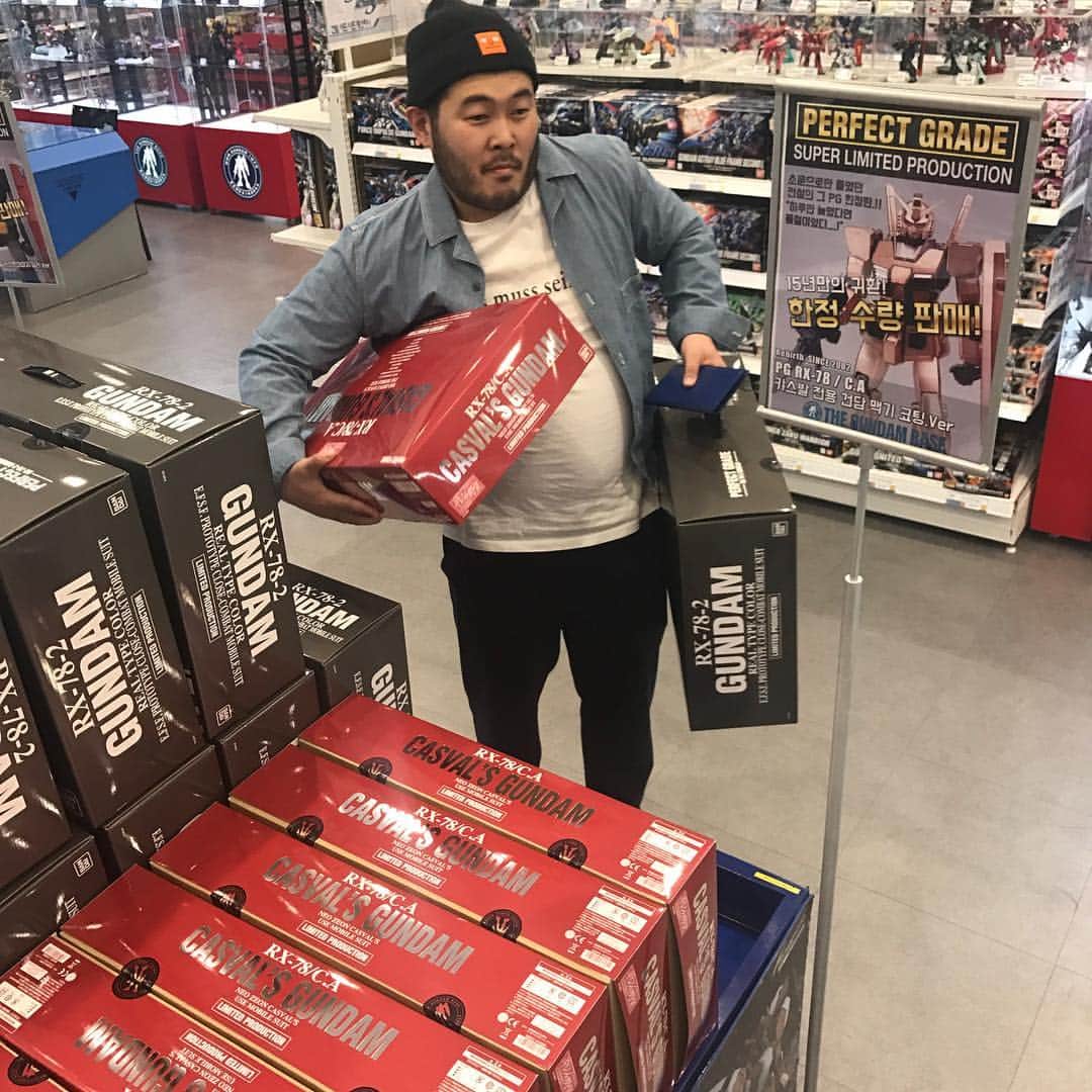 キム・ギバンさんのインスタグラム写真 - (キム・ギバンInstagram)「. 10년만에 나온 녀석과.. 15년만에 나온 녀석.. 내 배가 나의 욕심을 표현했다.. 취미를 공유하는건 최고의 행복👍🏻 (다이어트는 진행중) . #한정판 #pg퍼스트건담  #캐스발 #리얼타입 #애어른 #건담베이스」4月19日 21時18分 - kimkibangbang