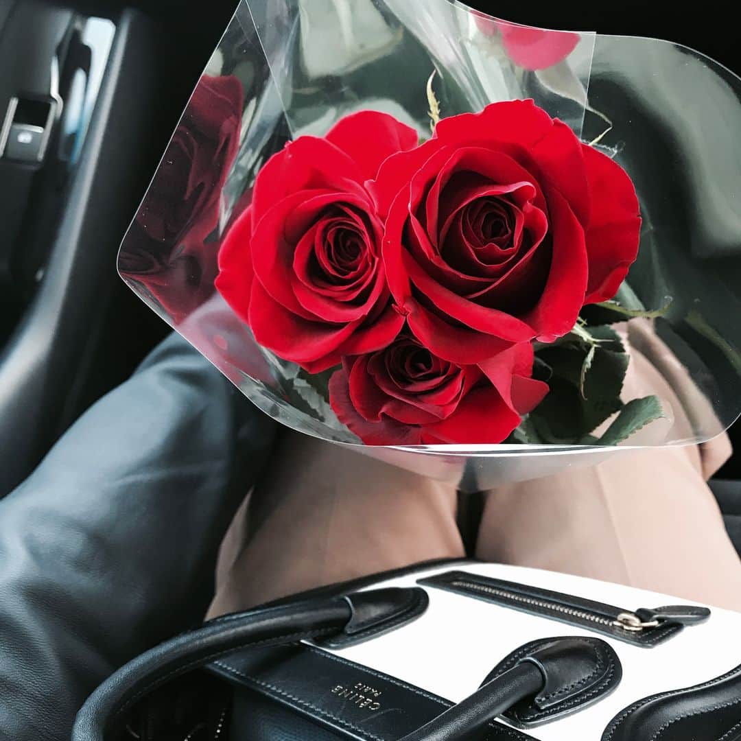 橋本奈実さんのインスタグラム写真 - (橋本奈実Instagram)「今日は結婚式をした日♡結婚式ではダーズンローズ、二次会では100本の薔薇をサプライズでいただきました🌹そこから式の日には年数に合わせて一本づつ増やし薔薇をプレゼントしてくれます♡いつも私は忘れていて貰うたびに感動♡今回は車を開けたら助手席にありました♡変わらずにいつも私や家族を大切にしてくれてありがとう🌹 そして、初デートをした大好きなお店でディナー♡とってもおいしいし思い出の場所だから何かと記念日によくいくのでこのインスタでも何回も出てきてると思うんだけど、今年は誕生日も結婚記念日も産後で行けないから今日行けてほんとに良かった♡ あ〜相変わらずほんとおいしかった‼︎たっぷり12品も食べておなか爆発しそう〜😂」4月19日 21時27分 - nami_ch