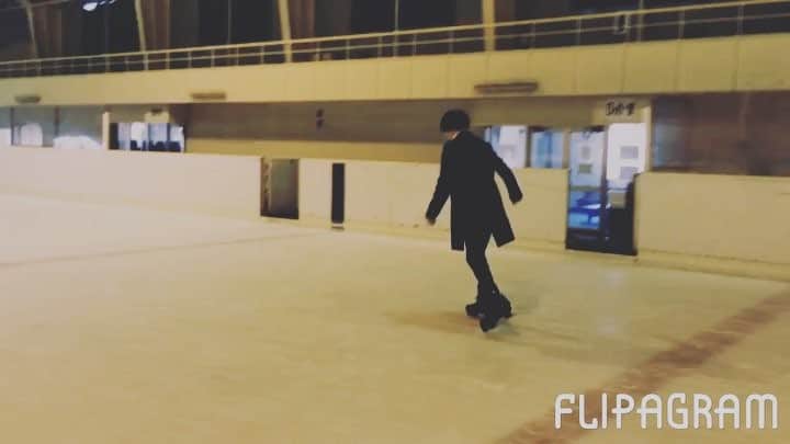 阿久津愼太郎のインスタグラム：「ユーリ!!!on ICE 風 小学校でスケート必修だったよ。  #yurionice #曲は #ディーンフジオカ #フィギュアスケート #スケートリンク貸切 #유리!!!」