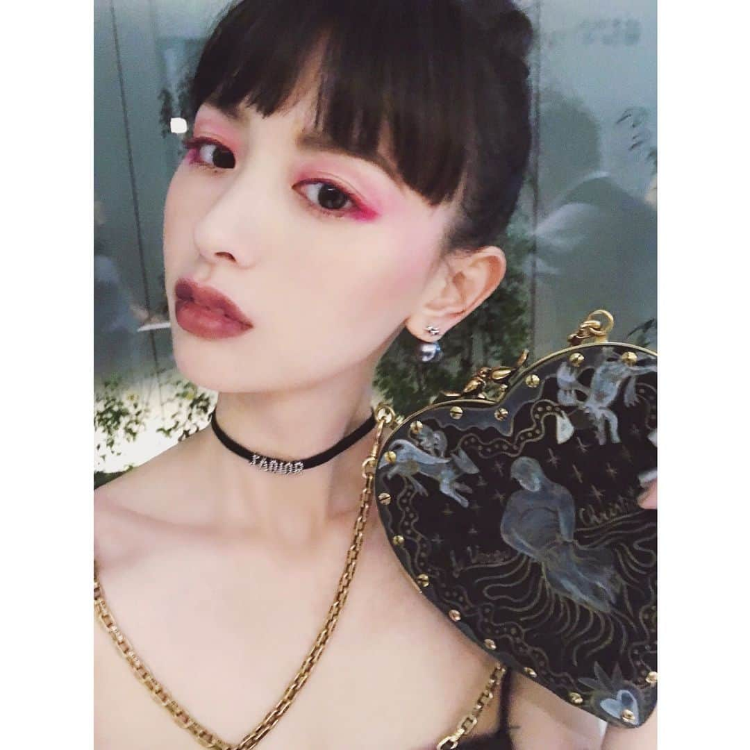 鈴木えみさんのインスタグラム写真 - (鈴木えみInstagram)「強風の中、この格好で終始ガクブル... Hair & Make-up by @kojimak 💄 終わったあと近くのルノアールに駆け込み、とりあえずおしぼりで耳をあたためるの巻。 #ginzasix #gsix #diortokyo #dior #christiandior」4月19日 22時33分 - emisuzuki_official