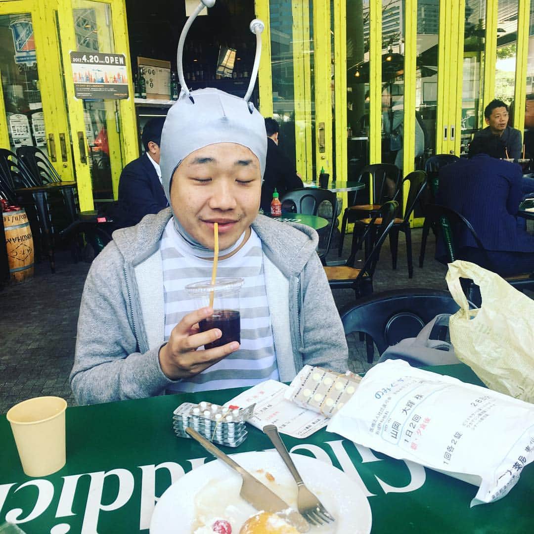 のインスタグラム：「ゲラゲラ星人。 モーニングで薬呑むなっ！！ 地球カラダに合ってないやん。。。」