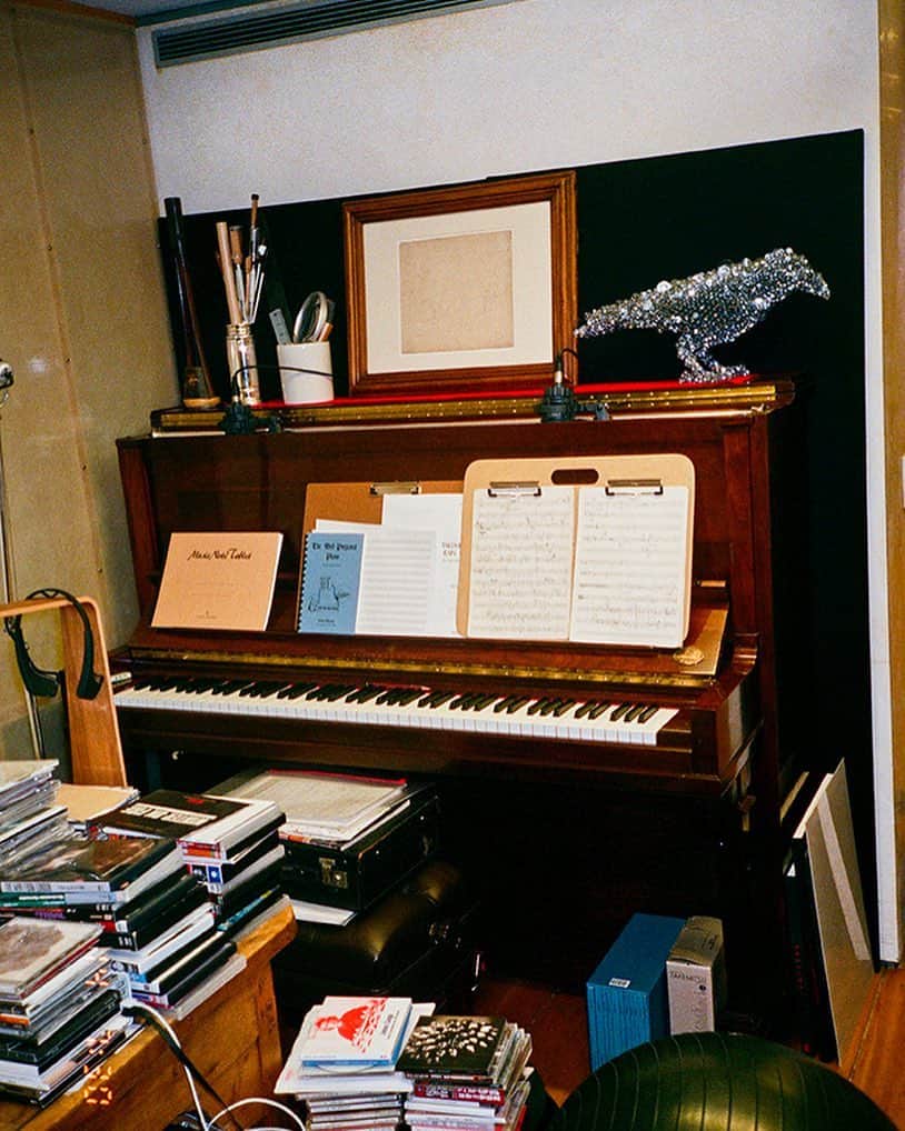 SWITCHさんのインスタグラム写真 - (SWITCHInstagram)「【特集 もの探しニューヨーク 本日発売】教授のニューヨーク・プライベートスタジオです。アップライトのスタインウェイは10年ほど前に購入。自宅には別にベイビーグランドのスタインウェイもある。ピアノの上には名和晃平のカラスの作品が。PHOTOGRAPHY: 小浪次郎  #坂本龍一 #snm50 #skmt_async #steinway #koheinawa #名和晃平  #jirokonami #小浪次郎」4月20日 12時05分 - switch_magazine