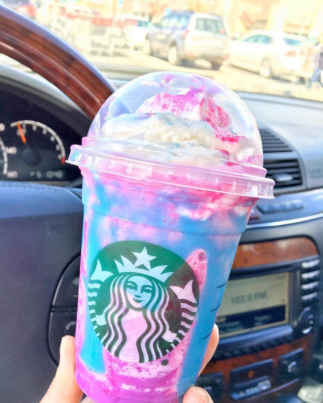 武田紗季のインスタグラム：「Unicorn frappuccino🇺🇸💖🌈🦄 #Starbucks #UnicornFrappuccino」