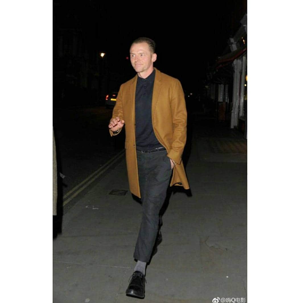 サイモン・ペグのインスタグラム：「Simon looking snazzy 💎🔥 #simonpegg#snazzy#caughtoffguard」