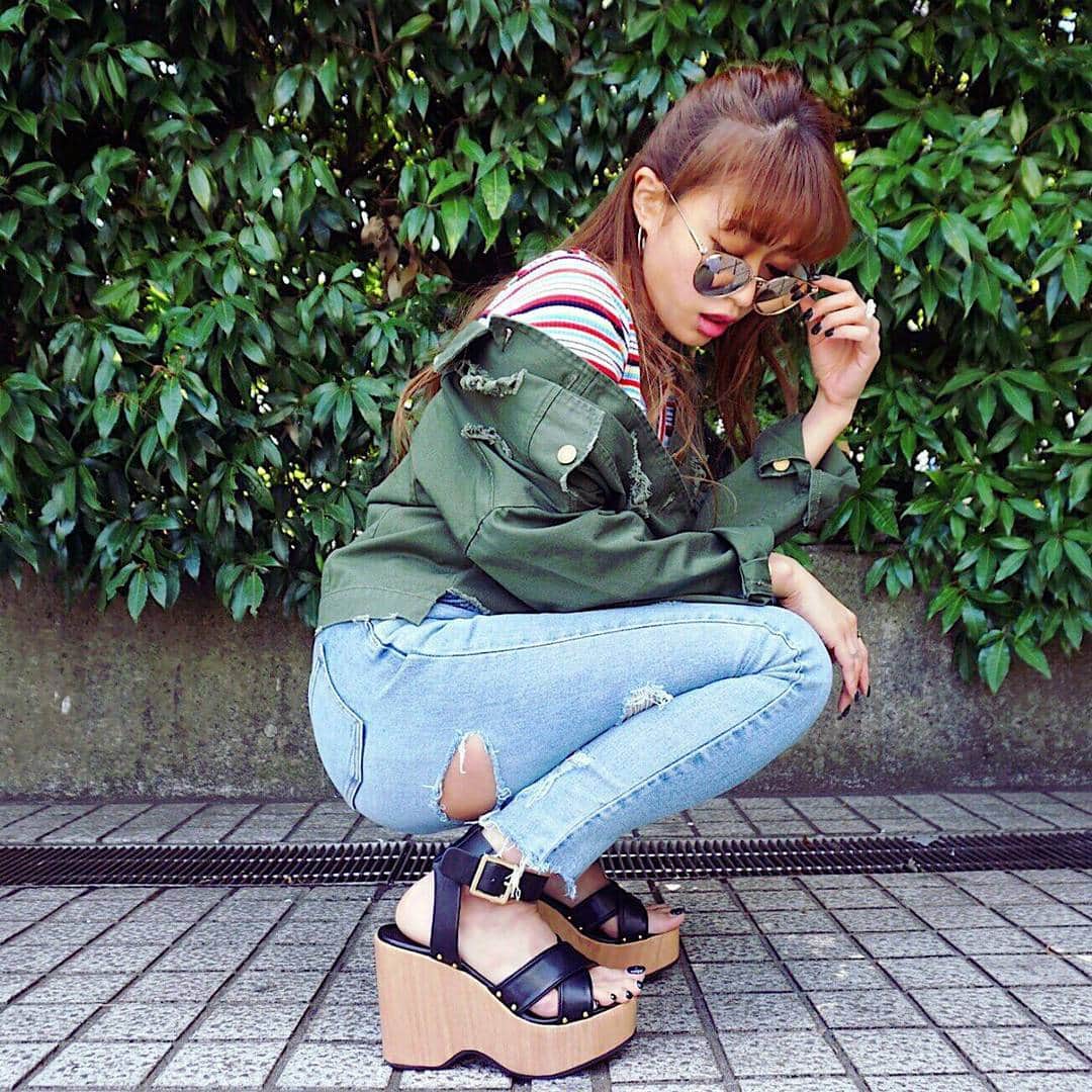のインスタグラム：「★ENVYM NEWS★ ラクチンで歩きやすいのに美脚になれちゃう★ SNS掲載でお問い合わせ多数の新作サンダル発売中♪  #ENVYM #アンビー #ERIMIKA #サンダル #美脚」
