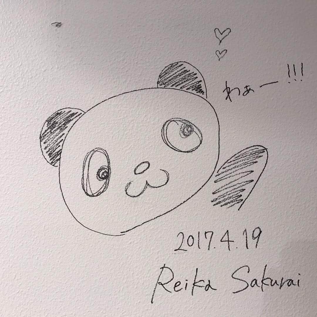 桜井玲香のインスタグラム：「昨日のお渡し会後に、桜井さんが、会場となった丸の内KITTE5階のリーディングスタイルの壁に、記念のパンダの絵を描いてくれたので、ぜひ観に行ってくださいね。 隣には、深川麻衣ちゃんと伊藤万理華ちゃんの絵も描いてます(^^)」