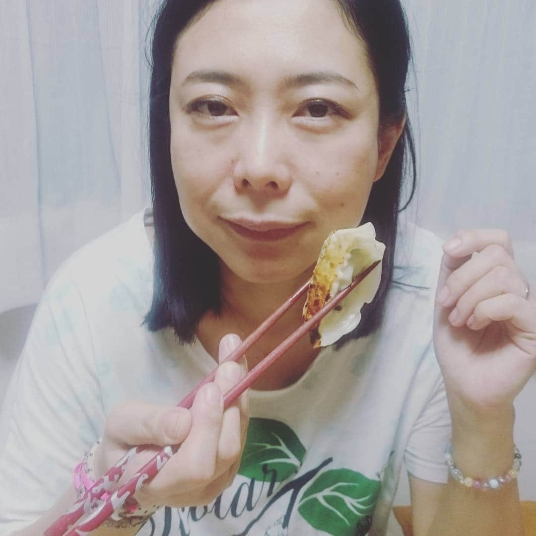 佐藤大さんのインスタグラム写真 - (佐藤大Instagram)「奥さんと寅ちゃん餃子をいただきました。水餃子と焼き餃子にしたのですが両方美味いです。ありがとうございます #椿鬼奴 #夫婦飯 #グランジ大 #初代葱師寅さん #進め寅ちゃん餃子」4月20日 21時11分 - satodaidaidai