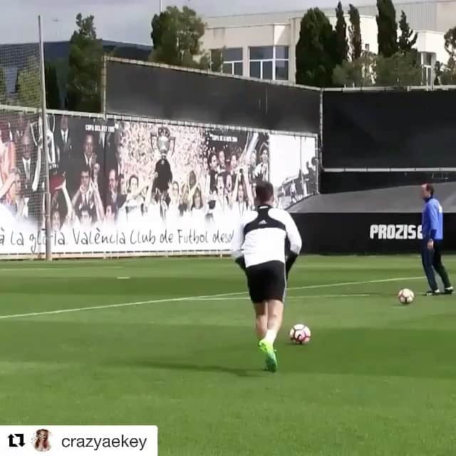 サンティ・ミナのインスタグラム：「Tómalooo @munirhaddadi 😜😜😜🚀」