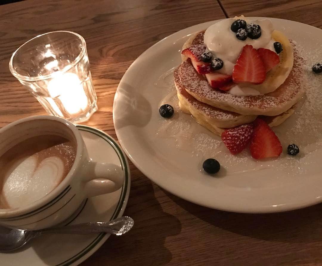 西谷綾子のインスタグラム：「#食後のデザート #パンケーキ #別腹#pancake #sweet #dessert #cafe #美味しかった #明日から岐阜へ #毎週レース」