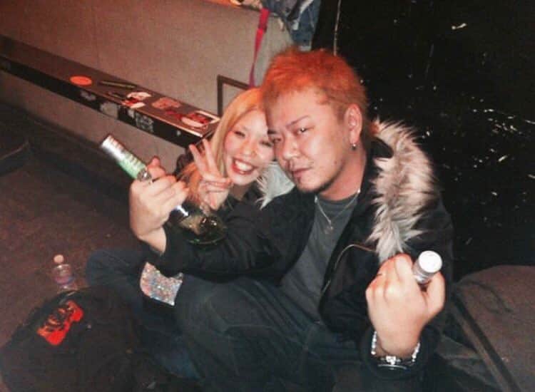 あやぺたのインスタグラム：「新神楽ありがとう！ はじめてガチの酸欠を体験しました。そんだけ最高やったってこと。 高校生の頃、新神楽にライブずっと見にいってて、新神楽でライブするのが夢やったのに、今日はぱんぱんの酸素のない新神楽でライブできて、鹿毛さんにちょっと成長したところを見せれてよかった！ この写真何年前！！！！！笑 鹿毛さんがずっと教えてくれたこと、死ぬ気でやること、ずっと心の中にある。 これからもずっと。 また帰るので、守っててください！ そして、みんな酸欠なってない？大丈夫やった？ 次の大阪は8/11梅田クアトロな！集合やで！」