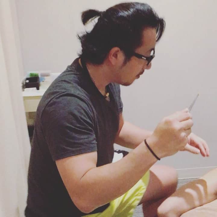 西岡剛のインスタグラム：「余計な事言ってしまった😭 背中と肘が張ってるわー😫 って言ったらいいのあるわ😁って持ってきたのは蜂です😱 注射も針も嫌いやのに蜂🐝なんか考えられへんけど試してみたら、即効性あってなかなか オススメです😏 痛みで表したらお灸みたいな痛さやったなー😖 #蜂針療法  蜂針の毒によって血行が良くなり炎症や痛みを和らげて、弱った神経や免疫を戻してくれる ガンやヘルペスの治療として行う場合もある #阪神タイガース #西岡剛 #B2ファクトリー  #鬼教官#秀島正芳 #早川怜#ミツバチ」