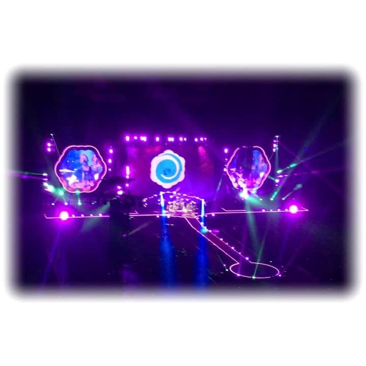 若村柚那のインスタグラム：「Coldplay live🕊💗💚💛❤️💜💙 Coldplay🌼🍒🍇🕊 #coldplay #live #aheadfullofdreams #japan #worldtour #friends #love #colorful #lights #tokyo #dome #tokyodomecity #20170419 #awesome #yolo #alternativerock #music #everyteardorpisawaterfall  @coldplay」