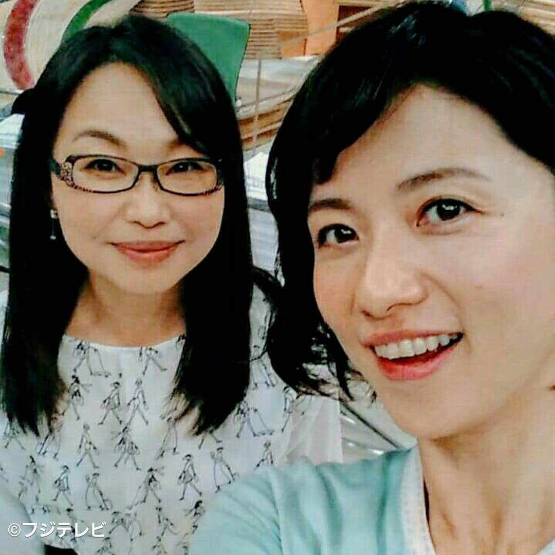 フジテレビ「とくダネ！」のインスタグラム：「梅津カメラマンが自撮りで宋さんとママさん2ショット♪ #宋美玄 #梅津弥英子 #ママさん #自撮り #とくダネコーデ #スーナウーナ #sunauna #スタイリスト #岡のぞみ #どんなセリフが合うでしょう #とくダネ大喜利 #ファッション #コーディネート #今日のコーデ #コーデ #コメンテーター #アナウンサー #大喜利 #2017 #4月20日 #木曜日 #とくダネ #tokudane #フジテレビ #fujitv 170420」