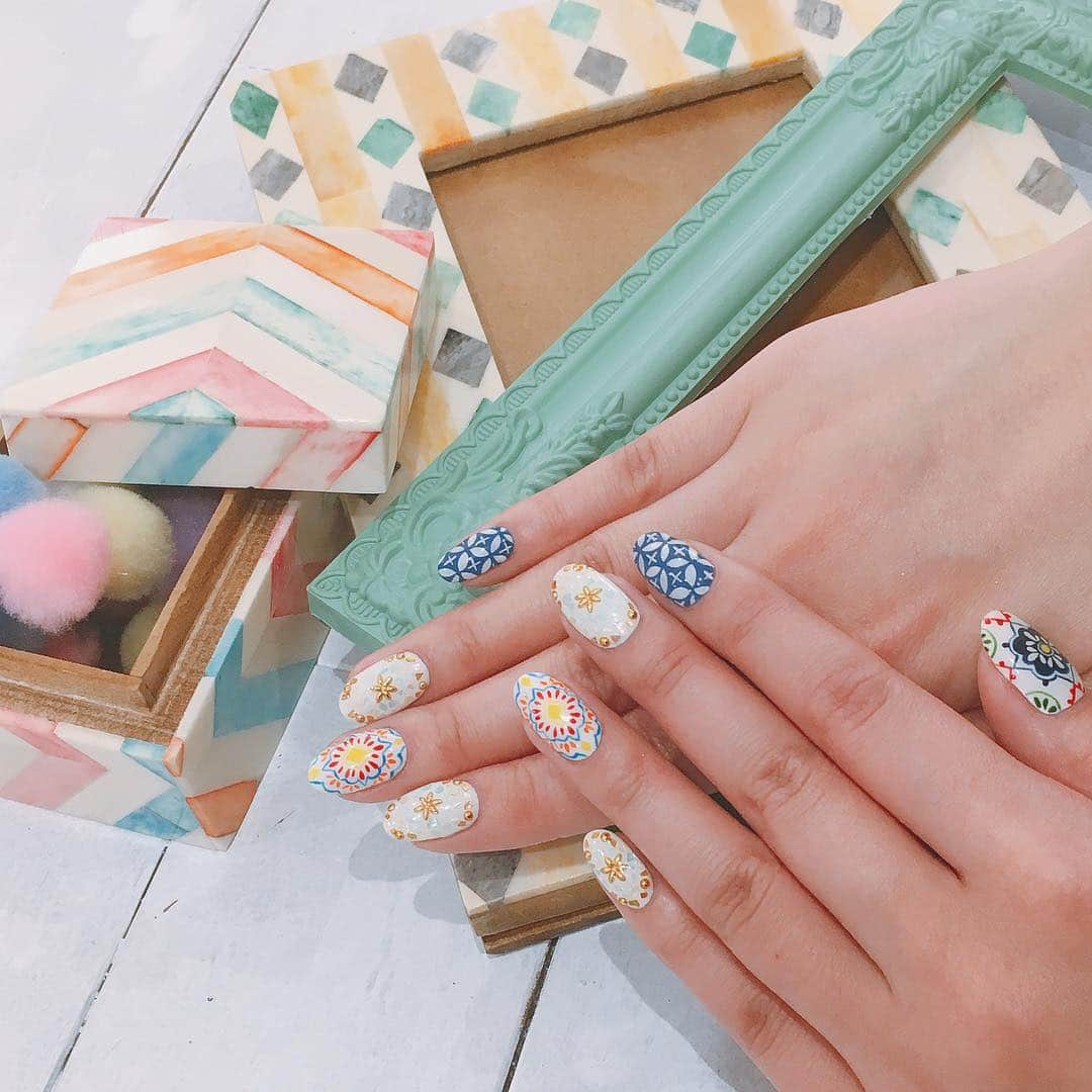 藤川沙弥さんのインスタグラム写真 - (藤川沙弥Instagram)「new nail💅🏻💙タイル柄ネイルにしてもらったよ❣️これ全部手描きなんです😍すごい😍ずっと見てたいくらいかわいい。。💘 . .  #nail#happy#cute#menail#네일#젤네일#네일아트#タイル柄ネイル#タイル柄#アートネイル#ショートネイル #newnail#nail#menail﻿#ミィネイル#ネイル﻿ #心斎橋#大阪#ネイル#ジェルネイル﻿ #ジェルネイルデザイン#ネイルサロン﻿ #sayapi_nail」4月20日 20時57分 - s_a_y_a_p_i