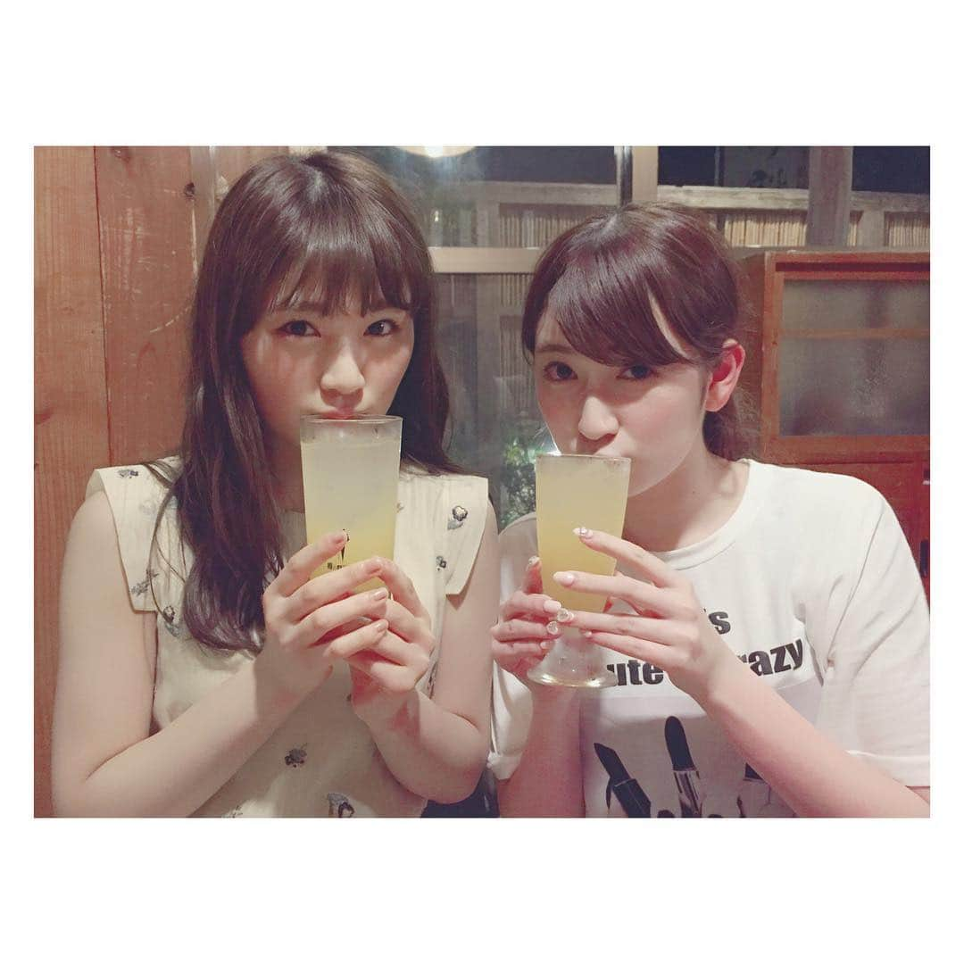 吉田朱里さんのインスタグラム写真 - (吉田朱里Instagram)「夜はメンバーみんなで #沖縄料理 🌴🌺 毎年沖縄に来たら行くお店で お腹はち切れるくらい食べて、楽しいお話いっぱいして苦しくなる程笑いましたっ💗 . 去年は19歳だったからソフトドリンクをひたすら頼んだけど今年から #なぎリン も大人組🌼 . 2人ともあまり強くないので、少しだけ…😂👍🏻笑 私はコップ一杯は飲んだけど、凪ちゃんに関しては、1センチくらいで辞めてました、、、笑 . 来年来た時は私たちも大人たちみたいに 強くなってるかなー？🤔」4月20日 23時56分 - _yoshida_akari