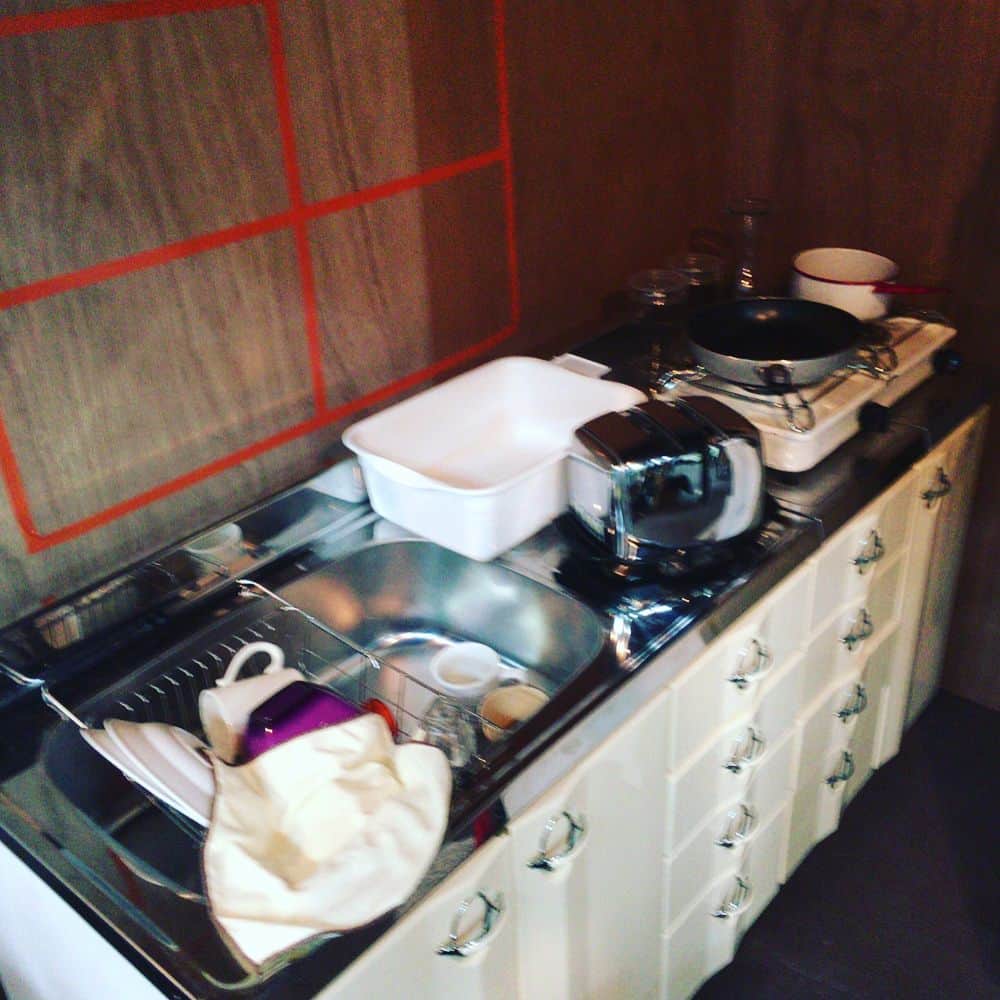 安蘭けいさんのインスタグラム写真 - (安蘭けいInstagram)「ホフ家のキッチン大公開🍴 お恥ずかしい😆 #リトルヴォイス」4月20日 23時51分 - toko_aran
