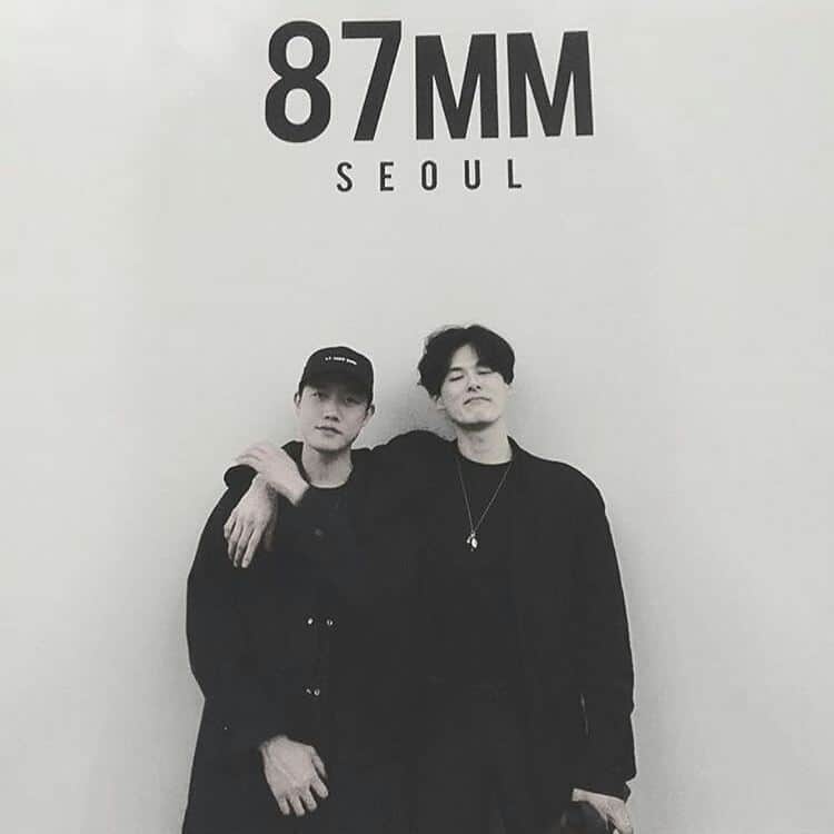 munzi_87さんのインスタグラム写真 - (munzi_87Instagram)「마틴 마르지엘라를 동경하던 소년이 정말 그와 닮은 디자이너가 되어간다는 이야기. 저도 의심하지 않습니다. 이미 누군가에게 인정받고, 동경받고 있는 87mm. 그리고 디자이너로써의 김원중, 박지운. 제가 그들을 좋아한다는 사실만으로도 자랑스러운 두 사람입니다. 처음으로 두 사람을 알게된 그날부터 지금 이 순간까지 식지 않는 그들의 열정을 응원합니다. 한국의 마틴 마르지엘라라는 수식어가 자연스럽게 그들에게 붙는 그날까지. 아니 그날이 지나도 munji_87, 먼지는 두 분과 함께합니다. 항상 감사합니다. #김원중 #박지운 #87mm 17.04.21」4月21日 1時44分 - munji_87
