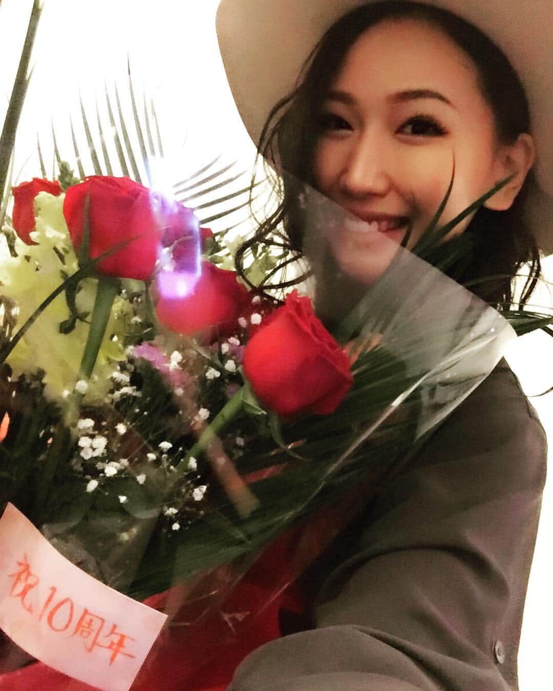 佐山愛のインスタグラム：「4月27日でデビュー10周年！！ ・ 事務所の方々がお祝いしてくれるということで ルンルンでお店に向かったら、 メーカーのプロデューサーさんや 広報さんたちもかけつけてくださって❤️ ・ 素敵な花束と共にお祝いしてもらっちゃった♪♪ ・ ・ アリスJPANでデビューしてから S1，MAXINGを経てMOODYZへ。 そこから今はOPPAIとPREMIUM、 その間にも溜池ゴローやアタッカーズ、 フィッチでも撮ってもらいつつ 気づけばMOODYZグループで7年も お世話になっている私。 ・ これだけ長く続けてこれたのは、 どこにでもいる普通の女の子だった私を "佐山愛"に育て上げてくださった皆さんのおかげであり、 それを応援してくれるファンの皆さんのおかげ。 ・ そういった人たちにお祝いしてもらえて、 来週のイベントではみんなに会えるし、 私はつくづく幸せ者だぁぁ❤️❤️ ・ いつも本当にありがとうございます！ みんなみんな大好きぃぃぃっっ！！ 10周年、まだまだ頑張ろーーっと！！ ・ #10thaniversary #デビュー10周年 #アリスJPAN #S1 #MAXING #MOODYZ #アタッカーズ #溜池ゴロー #フィッチ #OPPAI #PREMIUM #佐山愛」