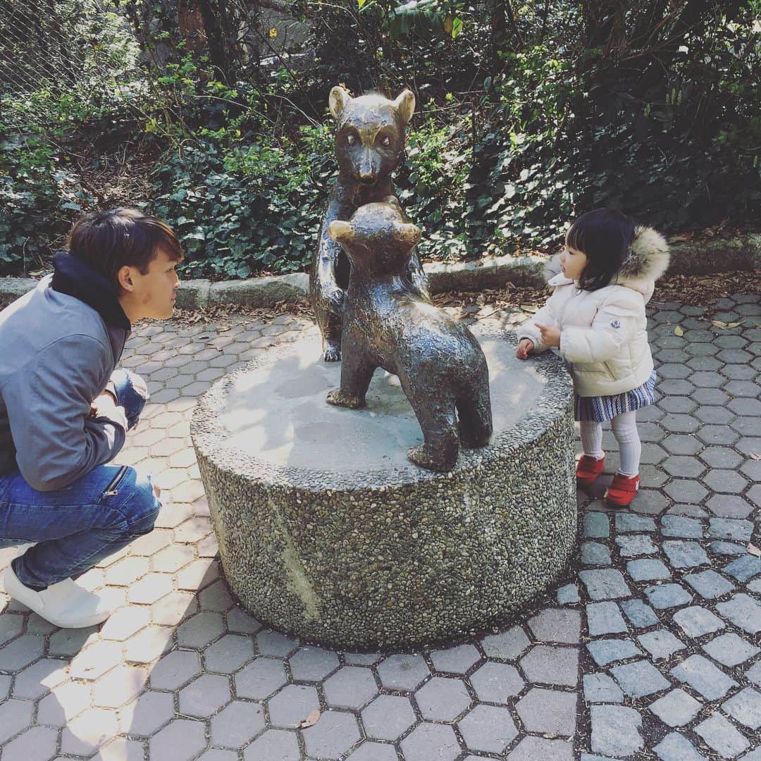 宇佐美蘭さんのインスタグラム写真 - (宇佐美蘭Instagram)「今まで娘と何度も動物園に行っていますが、いつもポカンとしていて…🤖 ようやく理解してきたようで、今日が1番楽しそうでした😄🐨🐘🐴 パパにたくさん遊んでもらって嬉しそうだったなぁ✨ラブラブなお二人さんでした👨‍👧💞 #動物園#家族でお出かけ#父と子 リクエストしてもらったので久しぶりに#家族ショット」4月21日 5時05分 - usamiran_official