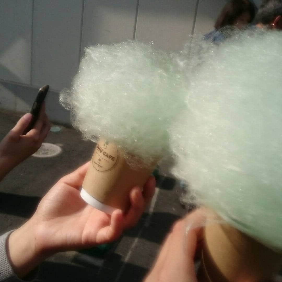 Omoray Omorayのインスタグラム：「岡山駅高島屋の裏で週末限定のおしゃれなコーヒー屋さん発見＼(^^)／ 6月末までの営業でとっても残念( ´△｀) トヨペットさんが電気自動車で作ってるらしい！ 来週も行けたらいいなー！ #岡山 #okayams #cafe」
