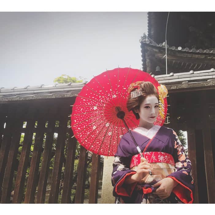 益田アンナさんのインスタグラム写真 - (益田アンナInstagram)「昨日は京都祇園にて夢工房さんの撮影で人生初舞妓さんしたよ✨ 顔の白さに慣れるまでニヤニヤが止まらんかったけど。笑 楽しすぎる現場でしたー😚 またプライベートでもやりにこよっと💕 京都で舞妓体験、花魁体験したいならこちらへ(@oiran_yumekoubou )  #夢工房#舞妓体験#舞妓#花魁体験#花魁#京都#祇園#京都散策」4月21日 15時17分 - anna_masuda