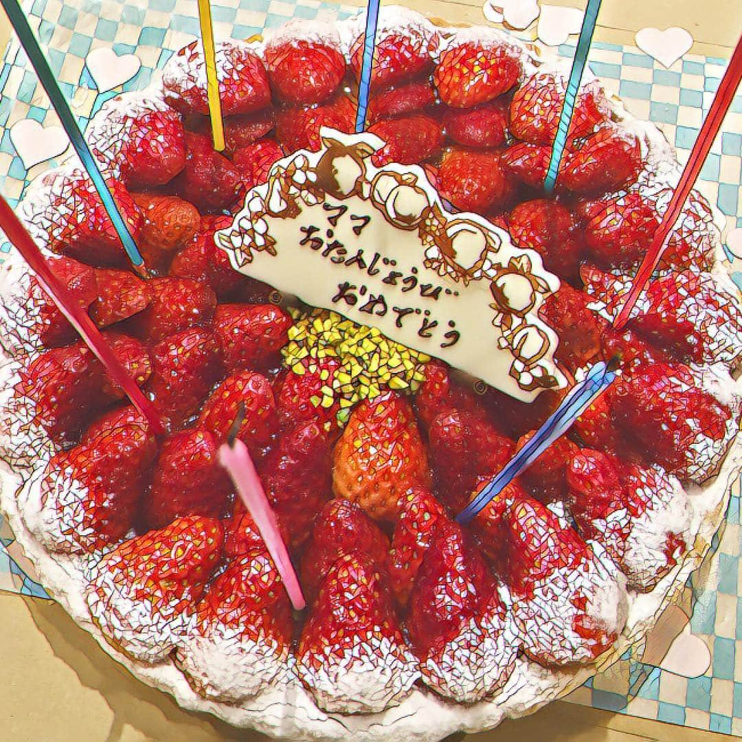 姫野れみのインスタグラム：「大好きなママへ、 パパとキルフェボンで選んで来ました 😽🍰 ・ お誕生日おめでとう れみの1番の味方 ❤︎ いつもありがとう❤︎ ・ #happybirthday #birthday #birthdaycake #quilfaitbon #誕生日 #誕生日ケーキ #ケーキ #キルフェボン #いちごのタルト #タルト」