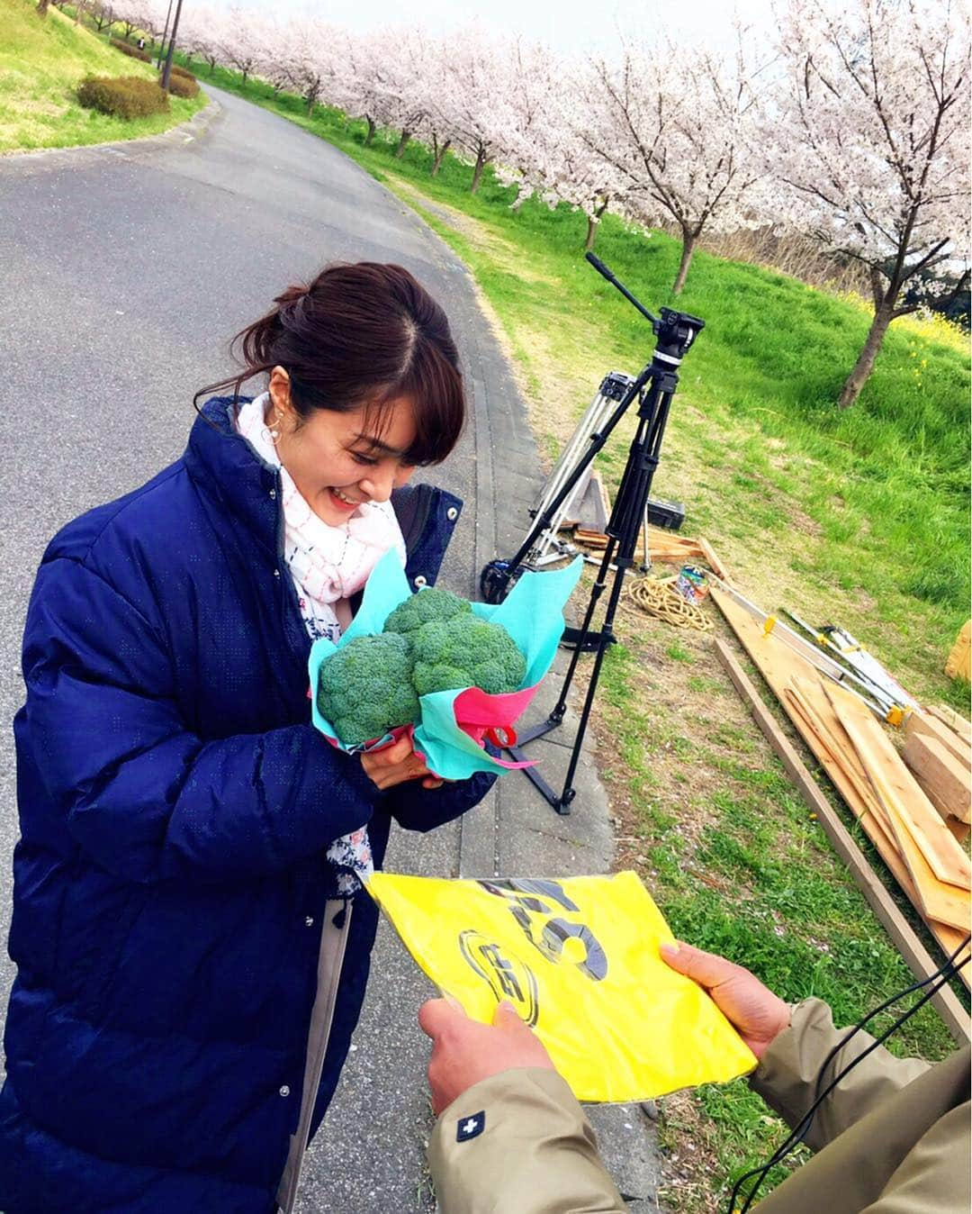 みひろさんのインスタグラム写真 - (みひろInstagram)「クランクアップはブロッコリーの花束(๑˃̵ᴗ˂̵)嬉し！ 毎週金曜深夜0:52放送。 #サイタマノラッパー #ドラマ #埼玉 #ブロッコリー #桜」4月21日 18時29分 - mihiro0519