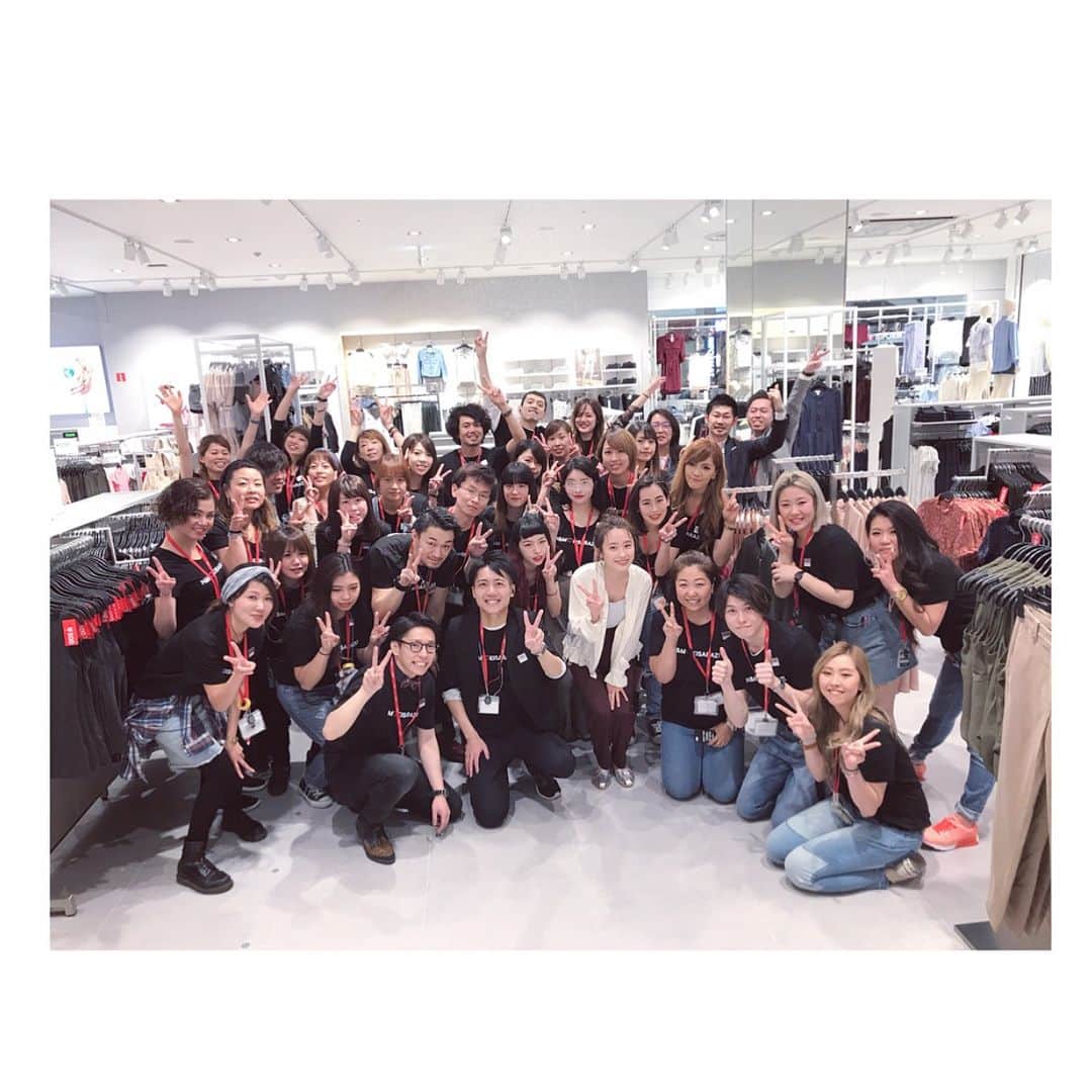 高橋愛さんのインスタグラム写真 - (高橋愛Instagram)「H&M イオンモール木更津店の皆様と❤️❤️❤️ #hm #AEONMALL #木更津店 #オープンイベント #リボンカット #楽しい時間を #ありがとうございました！」4月21日 18時47分 - i_am_takahashi