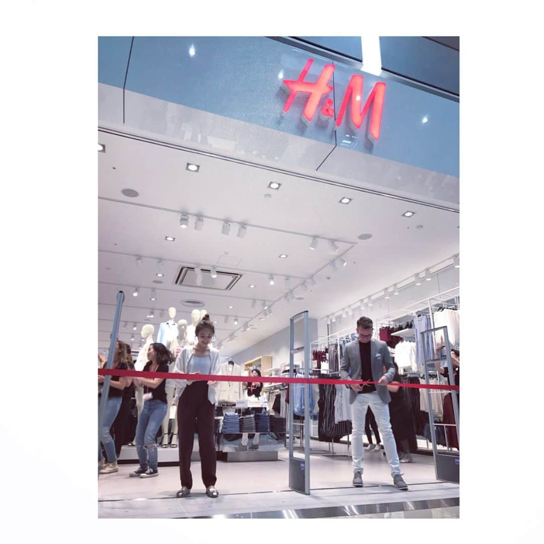 高橋愛さんのインスタグラム写真 - (高橋愛Instagram)「H&M イオンモール木更津店の皆様と❤️❤️❤️ #hm #AEONMALL #木更津店 #オープンイベント #リボンカット #楽しい時間を #ありがとうございました！」4月21日 18時47分 - i_am_takahashi