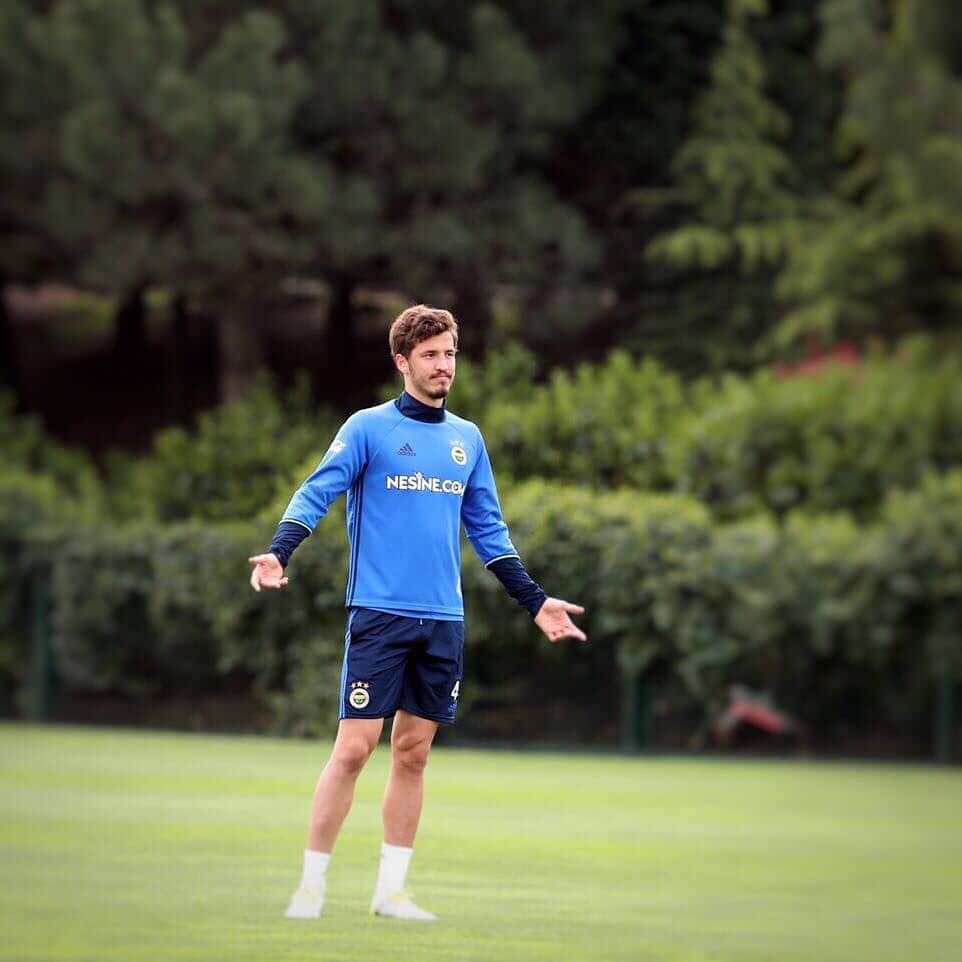 サリフ・ウチャンのインスタグラム：「🤷‍♂️😊⚽️ #Fenerbahçe」