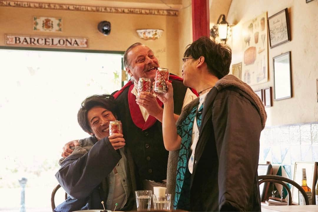 高橋一生のインスタグラム：「今週もお疲れ様です！旅する氷結を飲んでリフレッシュしましょう！ #高橋一生 #浜野謙太 #旅する氷結」