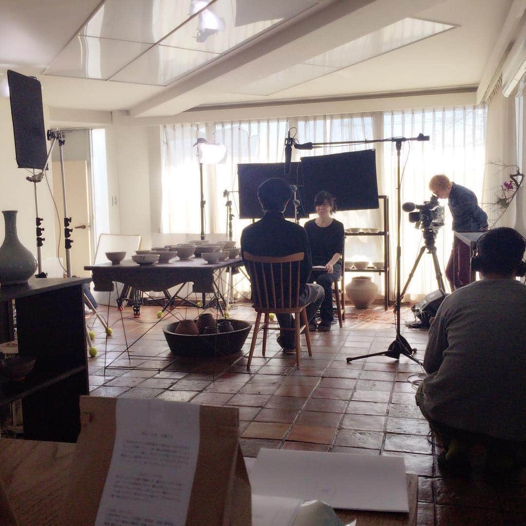 吉村民さんのインスタグラム写真 - (吉村民Instagram)「ご報告が完全に出遅れました😱  いつも器買ったり、器についての知識を教えてもらっている而今禾さんで、 粉引についての取材があり、  ただの粉引愛好家として NHKBSプレミアム『美の壺』にちょっぴり出たようです✨  再放送と国際放送はまだ残っているので、是非見てください💝  ＮＨＫBS プレミアム 美の壺「粉引」  本放送　　４／２１（金）１９：３０ー２０：００　＜BSプレミアム＞ 再放送　　４／２８（金）　６：００ー　６：３０　＜BSプレミアム＞ 国際放送　４／２２（土）　２：４０ー　３：１０　＜ワールドプレミアム＞  #nhk #nhkbsプレミアム #美の壺 #粉引 #而今禾 #jikonka」4月21日 20時56分 - yoshimuratami