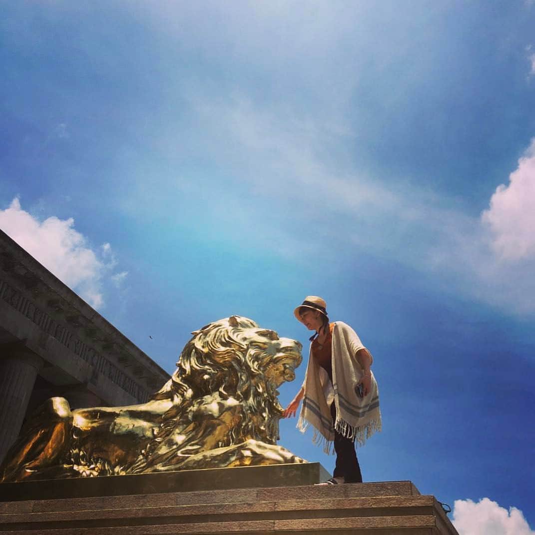 鈴木砂羽さんのインスタグラム写真 - (鈴木砂羽Instagram)「金の獅子と遭遇！ 早速ワタシのライオンコレクションに入れましょう🦁  #セブ島 #レア寺院 #フィリピン #ライオン好き」4月21日 20時57分 - bombon_sawa