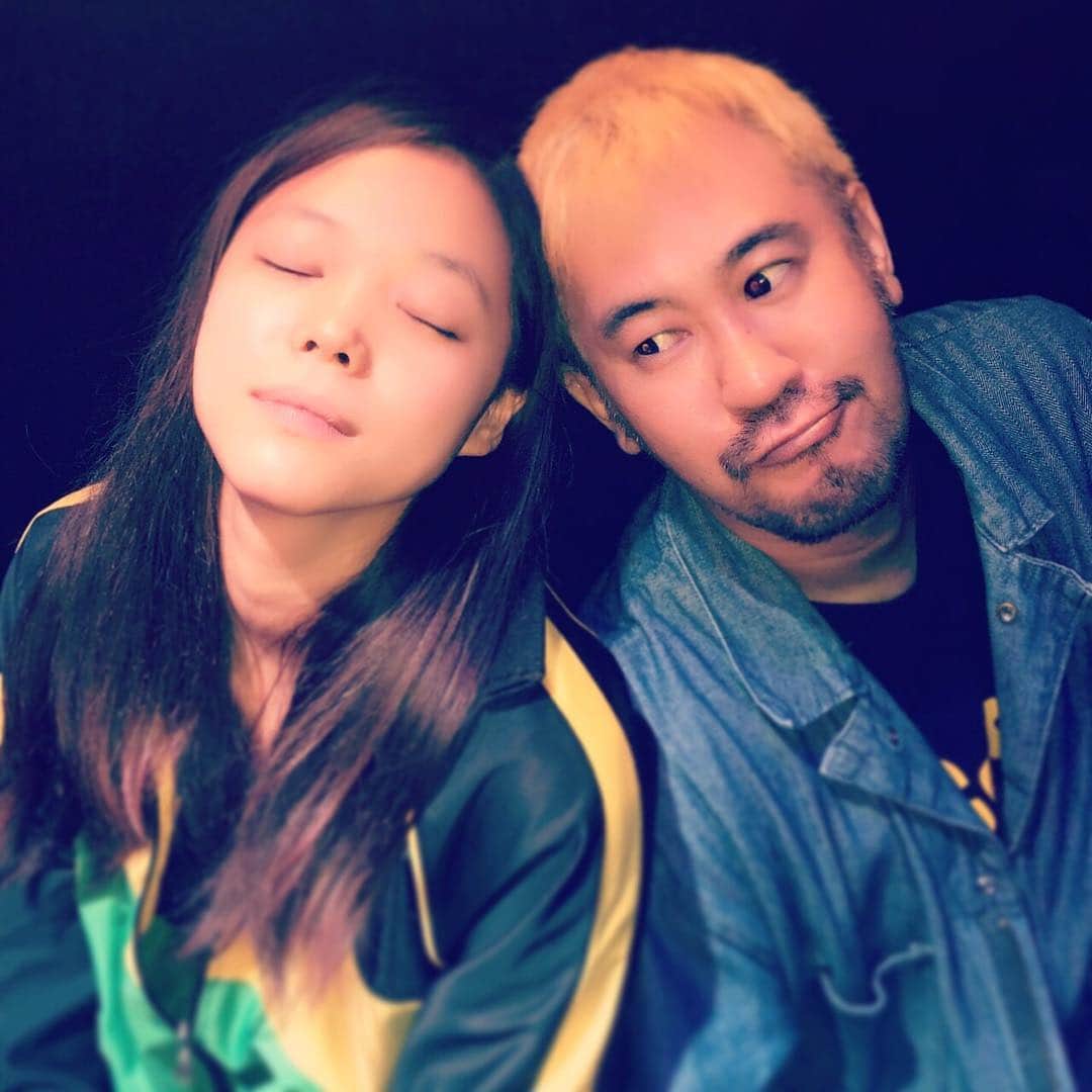 亀井理那のインスタグラム：「「メシアは二度殺される」2日目終わりましたー！！ ご来場してくださったみなさんありがとうございました✨ 家族も観に来てくれて嬉しかった❤️ 明日も頑張りまーす！！ トラさんとまったり写真☺️笑」