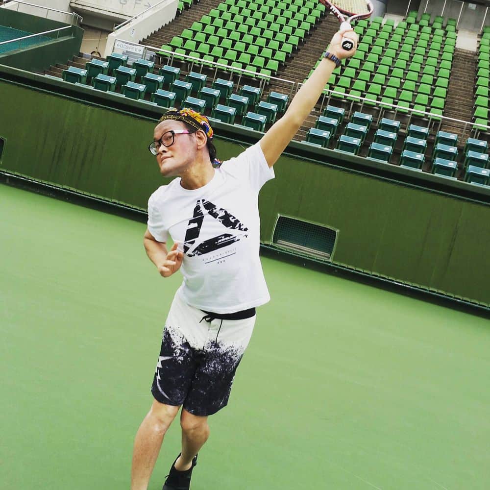 稲田直樹さんのインスタグラム写真 - (稲田直樹Instagram)「テニス大喜利。  #サーブ打って #サービスラインに入るか？？ #お、入った！ #ええぇ〜！？ #さて、何があった？？」4月21日 23時04分 - inada1228