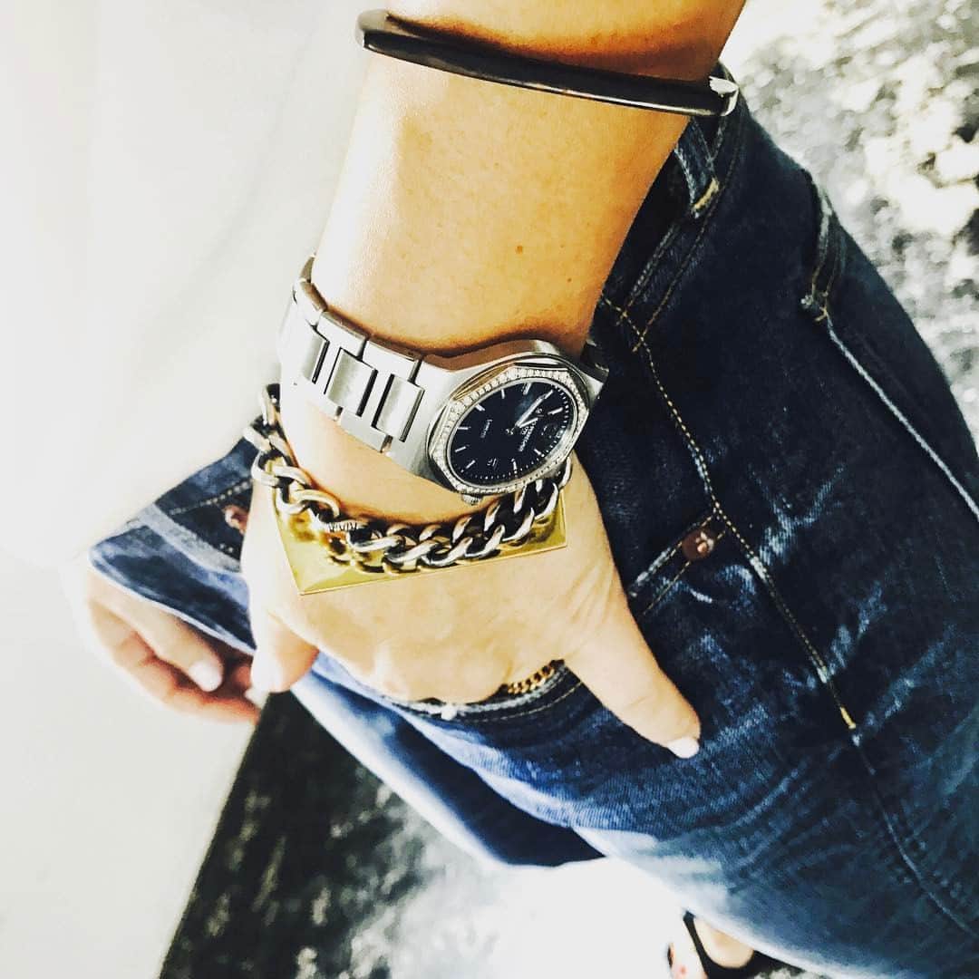 大草直子さんのインスタグラム写真 - (大草直子Instagram)「なんてきれいな時計。少し重みがあるのも、またラグジュアリー。ドレスに時計だけ、もまた素敵。 #girardperregaux  #ミッドナイトブルーのフェイス #ロレアート #7月発売予定 #時計は資産 #ジラールペルゴしているメンズ #2度見する #朝から撮影だよ」4月22日 11時29分 - naokookusa