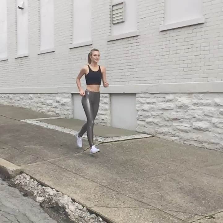 Claire Gerhardsteinのインスタグラム：「Little slow motion sneak peak from today's shoot @miraraeactive @faith_gerhardstein . . . #love #slowmo #active #activewear #mirarae #leggings #sportsbra #sports #fashion #style #fit #newview」