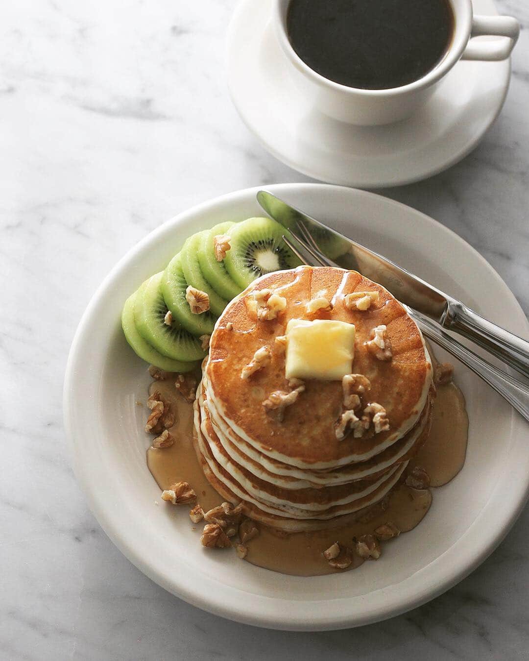 樋口正樹さんのインスタグラム写真 - (樋口正樹Instagram)「Pancake . 朝食にパンケーキ😋 なんの工夫もないですが、ペタペタな薄めを６枚重ねて、バターのせ、メイプルたっぷりのシミシミに、くるみのトッピングと、キウイを添えて。 . みなさま、よい週末を。 この週末はちょこっと実家に行きます。 . #breakfastpancake #pancake #パンケーキ #ホットケーキ #ペタペタ #おはパンケーキ #パンケーキ男子 #パンケーキ王子 #ペタペタパンケーキ #バター #メイプルシロップ #くるみ #薄焼き」4月22日 7時35分 - higuccini