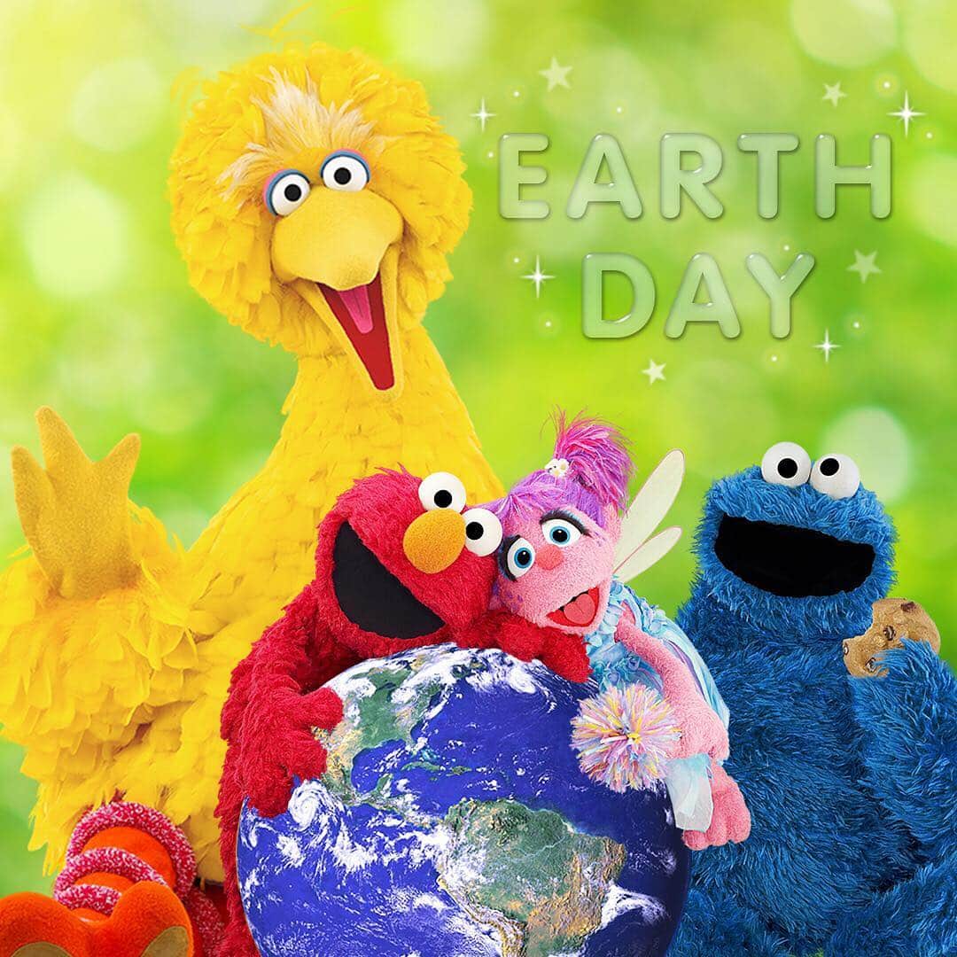 セサミストリートさんのインスタグラム写真 - (セサミストリートInstagram)「美しい地球に感謝！小さいことでも地球にいいことやってみよう！⠀ ⠀ #アースデー #地球 #感謝 #エルモ #クッキーモンスター #アビー #アビーちゃん #ビッグバード #セサミストリート #セサミ #earthday #earth #elmo #cookiemonster #abby #bigbird #sesamestreet」4月22日 7時50分 - sesamestreetjapan