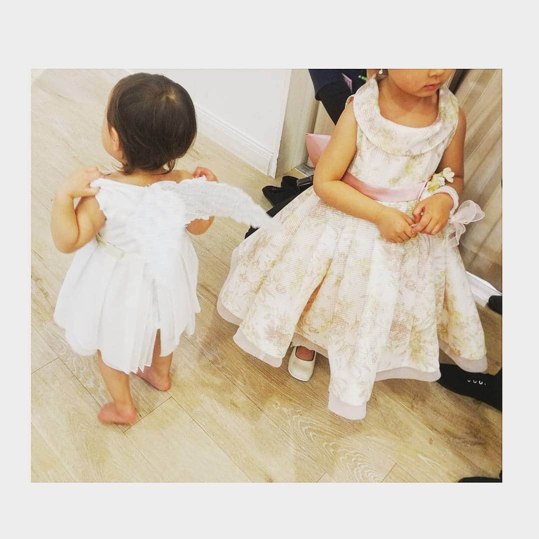 乙黒えりさんのインスタグラム写真 - (乙黒えりInstagram)「次女の二歳の記念写真。お姉ちゃんとお揃いのドレスにするつもりだったのに、[イヤイヤ]...結局簡単にきれる白いドレスになったものの、着たら[脱ぎたい]と騒ぎだし、裸でとるわけにもいかず、泣きっ面で撮影。 唯一、一枚だけ真顔。トホホ。 そんな二歳バースデーの思い出となりました。(笑)」4月22日 9時27分 - ellyotoguro