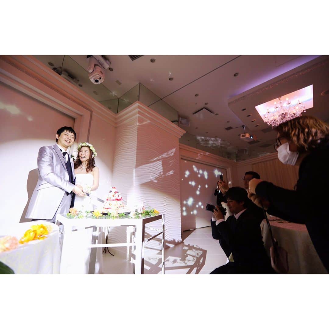 FAST WEDDING VITAのインスタグラム：「披露宴レポ✨ ロールケーキタワーでケーキカット🎂くじをひくお二人がとても楽しそう😍花嫁様のお手紙…😭 とても素敵な結婚式でした❤️ #fastweddingvita #ファストウェディングヴィータ #結婚式#結婚#結婚式場#ブライダル #チャペル#ウェディング #ウェディングレポ #プレ花嫁#卒花嫁#プレ花嫁卒業 #花嫁#花嫁ヘア #結婚準備#結婚式準備#結婚式DIY #日本中のプレ花嫁さんと繋がりたい #全国のプレ花嫁さんと繋がりたい #東京#品川区#天王洲アイル #ウェディングドレス #カラードレス #ウェディングフォト #フォトウェディング #結婚写真#結婚式前撮り#カメラマン」