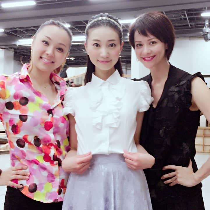 夢咲ねね（赤根那奈）さんのインスタグラム写真 - (夢咲ねね（赤根那奈）Instagram)「今回の公演、 なんと【NARACAMICIE】さんが美しいシャツを提供して下さり、私たちもいただきました💕 それぞれ役を意識して。。。 きっと舞台で美しいシャツが舞う事でしょう💗 楽しみです😊  #グレートギャツビー #日生劇場 #ミュージカル #デイジー #マートル #ジョーダン #3shot #NARACAMICIE #ナラカミーチェ #シャツ #美しいシャツ #お稽古」4月22日 14時21分 - yumesaki__nene