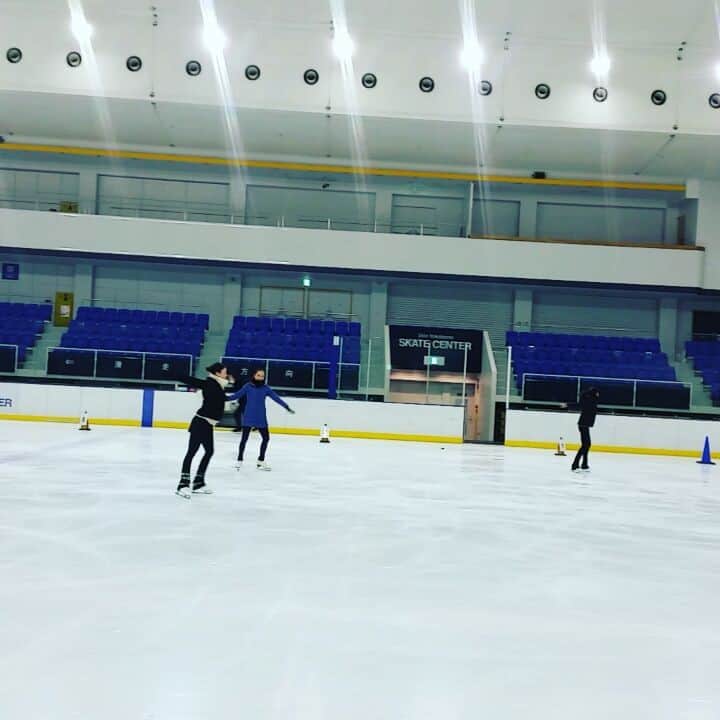 のインスタグラム：「#iceskateing #princeiceworld #rehearsal #piw #リハ #先週の振りうつし風景 #icelink #どんなナンバーに仕上がるのか楽しみ #本番初日まであと8日  床で振り付けの先生に振り付けをしていただいた後、リンクに降ろしてスケーティングと擦り合わせていきます。」