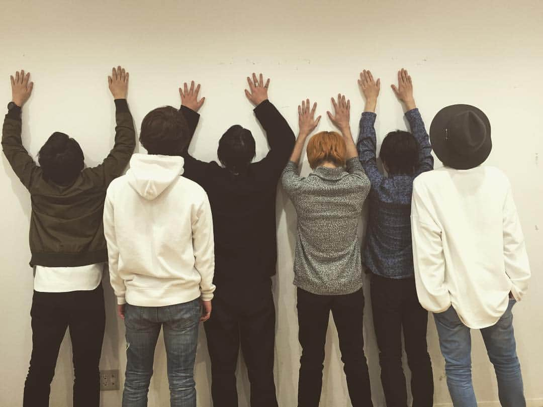 ジュノン編集部さんのインスタグラム写真 - (ジュノン編集部Instagram)「発売中のJUNON 6月号には、23代ジュノンボーイの同窓会対談も！  それぞれ誰の背中なのかは、本誌で確認してみてください（笑）。 #上遠野太洸 #黒羽麻璃央 #神永圭佑 #北村健人 #芹沢尚哉 #三原大樹 #なつかしすぎる背中撮影」4月22日 15時39分 - junon_jp