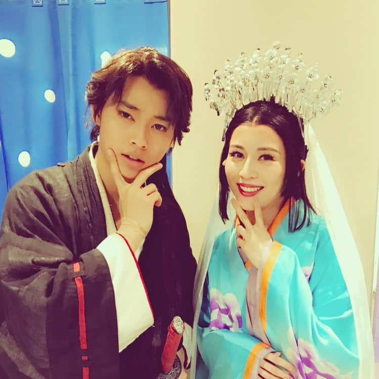 比嘉愛未さんのインスタグラム写真 - (比嘉愛未Instagram)「我らが座長‼️ 山崎賢人くん🤴✨ カンパニーきってのムードメーカー 底知れぬPowerの持ち主です✨✨✨ #山崎賢人 #里見八犬伝 #舞台 #信乃 #伏姫 #なぞの✌︎サイン笑」4月22日 16時20分 - higa_manami