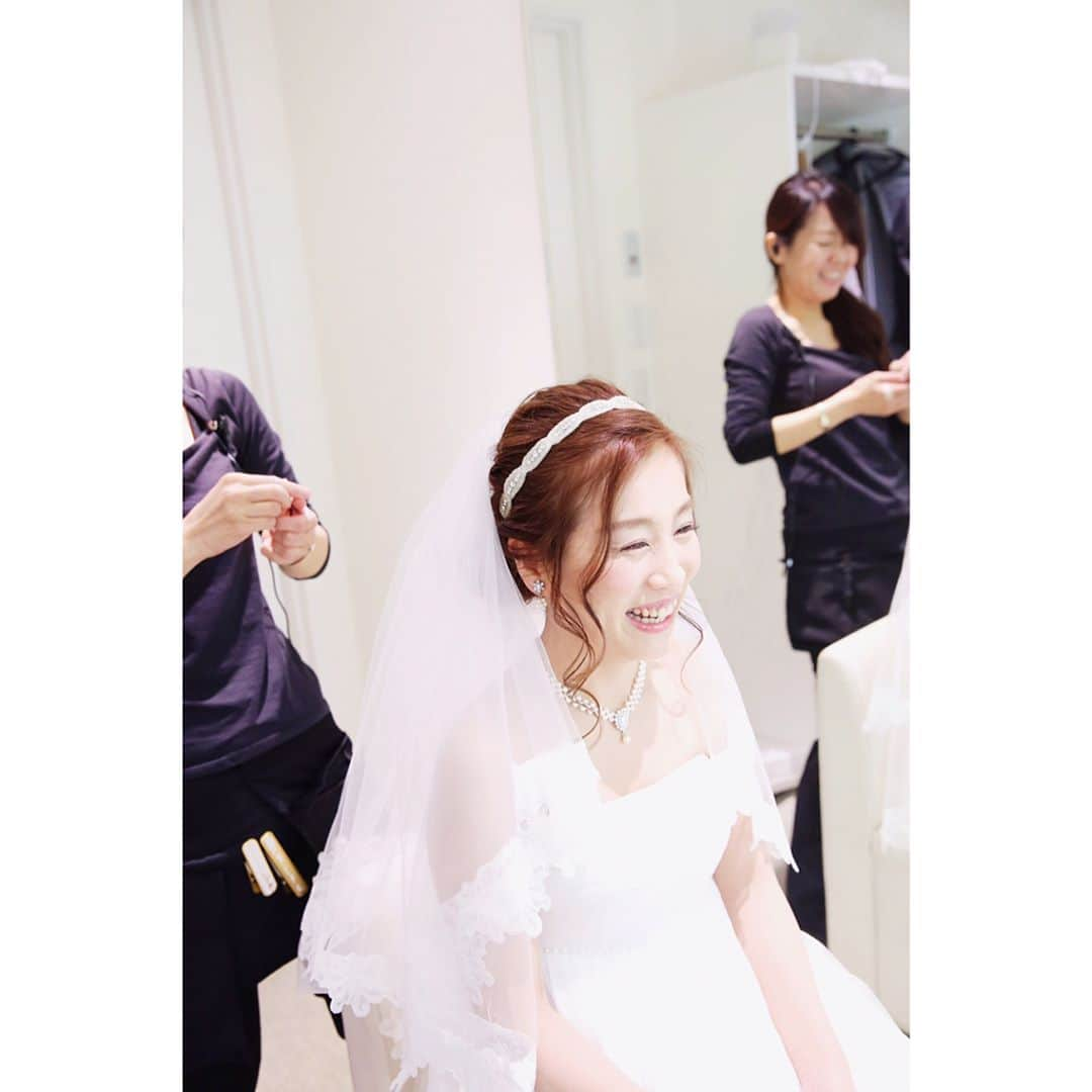 FAST WEDDING VITAさんのインスタグラム写真 - (FAST WEDDING VITAInstagram)「結婚式当日✨花嫁様のブライズルームにてメイクシーン✨😊 #fastweddingvita #ファストウェディングヴィータ #結婚式#結婚#結婚式場#ブライダル #チャペル#ウェディング #ウェディングレポ #プレ花嫁#卒花嫁#プレ花嫁卒業 #花嫁#花嫁ヘア #結婚準備#結婚式準備#結婚式DIY #日本中のプレ花嫁さんと繋がりたい #全国のプレ花嫁さんと繋がりたい #東京#品川区#天王洲アイル #ウェディングドレス #カラードレス #ウェディングフォト #フォトウェディング #結婚写真#結婚式前撮り#カメラマン」4月22日 16時56分 - fast_wedding_vita