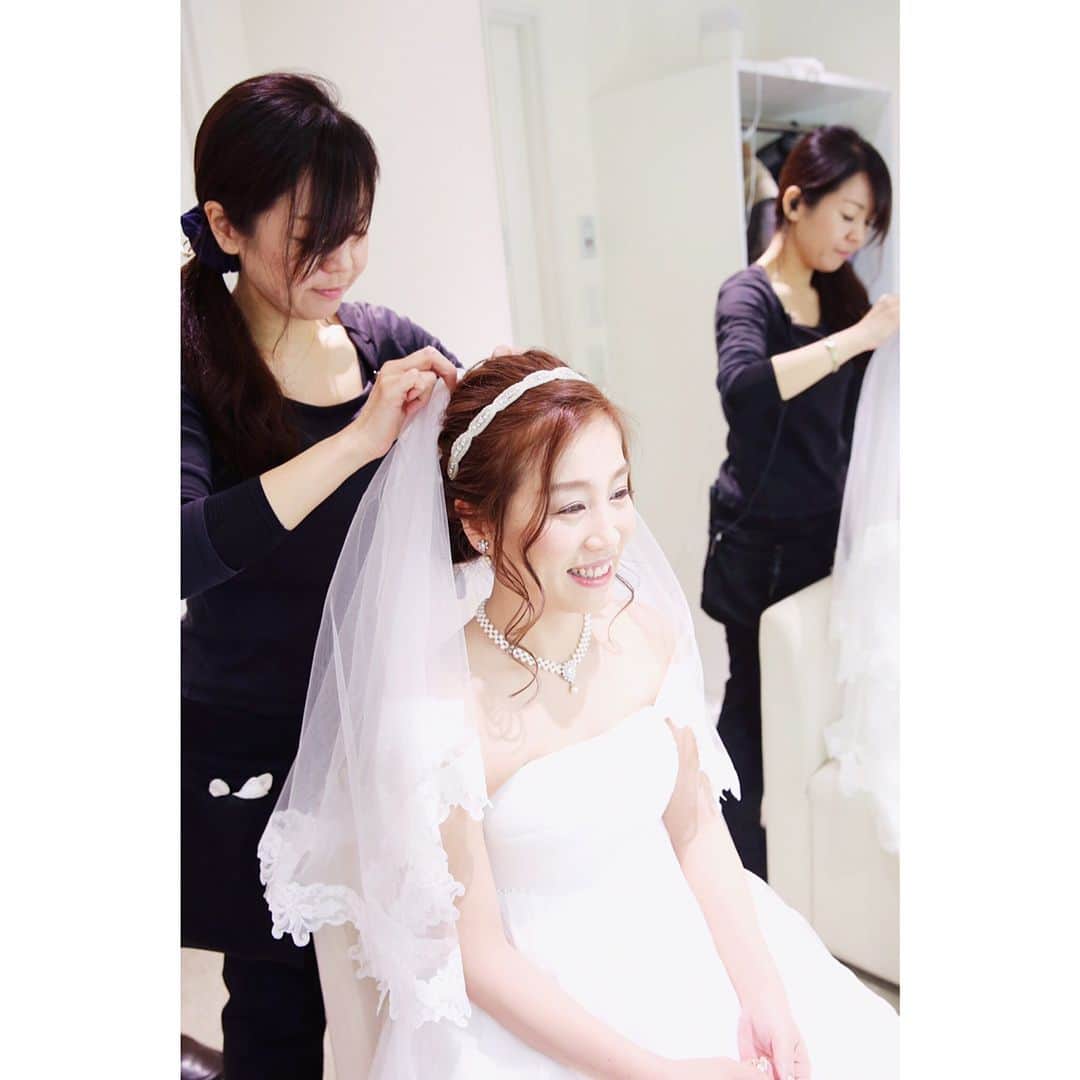 FAST WEDDING VITAのインスタグラム：「結婚式当日✨花嫁様のブライズルームにてメイクシーン✨😊 #fastweddingvita #ファストウェディングヴィータ #結婚式#結婚#結婚式場#ブライダル #チャペル#ウェディング #ウェディングレポ #プレ花嫁#卒花嫁#プレ花嫁卒業 #花嫁#花嫁ヘア #結婚準備#結婚式準備#結婚式DIY #日本中のプレ花嫁さんと繋がりたい #全国のプレ花嫁さんと繋がりたい #東京#品川区#天王洲アイル #ウェディングドレス #カラードレス #ウェディングフォト #フォトウェディング #結婚写真#結婚式前撮り#カメラマン」