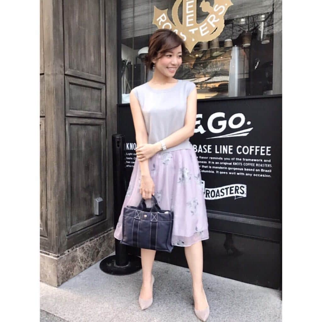 のインスタグラム：「【#anelady #ootd @yuifukuyama 】 東京では、雨もパラつく土曜日、、、晴れやかな休日が待ち遠しいっ！ そんな中、レディなワンピスタイルが福山 唯さんから届きました〜❤️ 今日のコーデは一段と女性らしくてイイ感じ🎶 #onepiece ... #redyazel  #bag ... #hermes  #shoes ... #odetteeodile  #point ... 「柔らかい印象になるよーに色のトーンを合わせ、グレー×ラベンダーのワンピースに、グレージュのパンプスを合わせました♡ ふわっとしたスカートに合わせて、髪はゆるっとしたシニヨンでまとめました」 このワンピ、すごくかわいいですね💕色合いはもちろん、透け感のあるスカート部分は着るだけで女子力が上がりそう⤴︎✨ 何より、ドッキングワンピだから一枚でコーデしたように見えて、着回しできるのもいいですね！ 髪型までこだわっているのは、さすがです✨✨ #ワンピース #ラベンダー #vsco #anecantv #グレー」